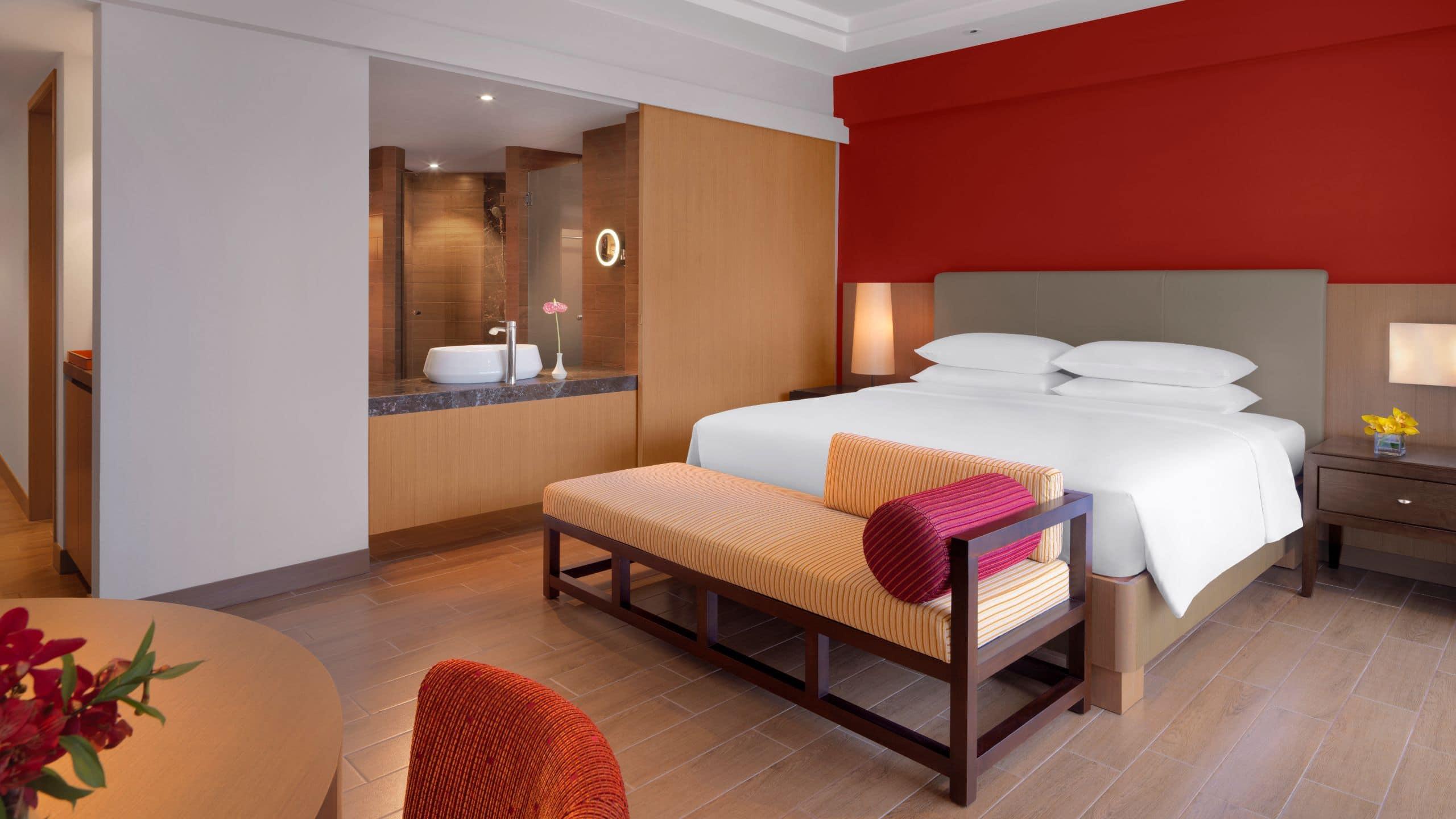 Hyatt Regency Kuantan Resort Kültér fotó A bedroom at the hotel