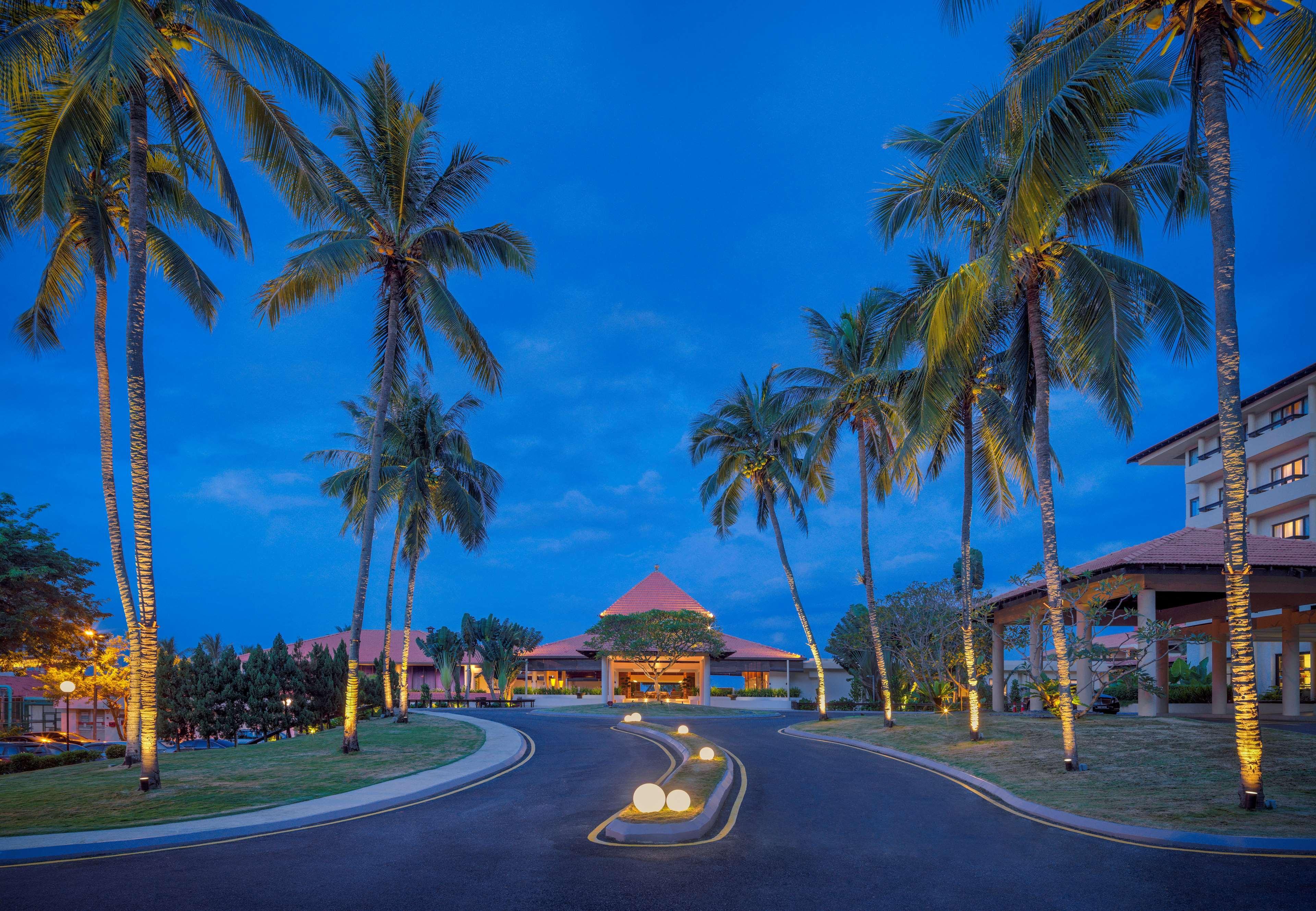 Hyatt Regency Kuantan Resort Kültér fotó The Royal Paradise Hotel and Spa