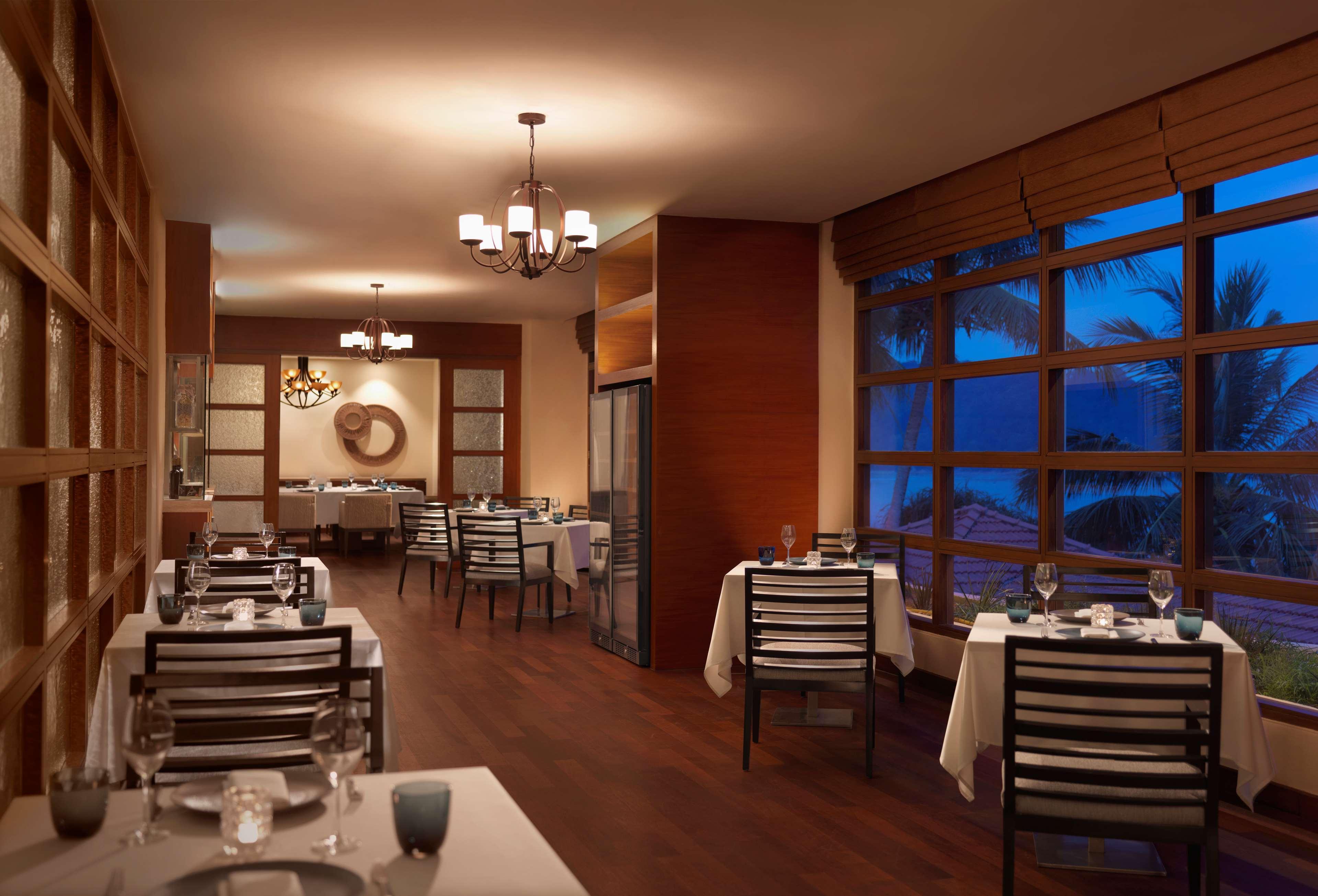 Hyatt Regency Kuantan Resort Kültér fotó Restaurant at the Taj Bengal