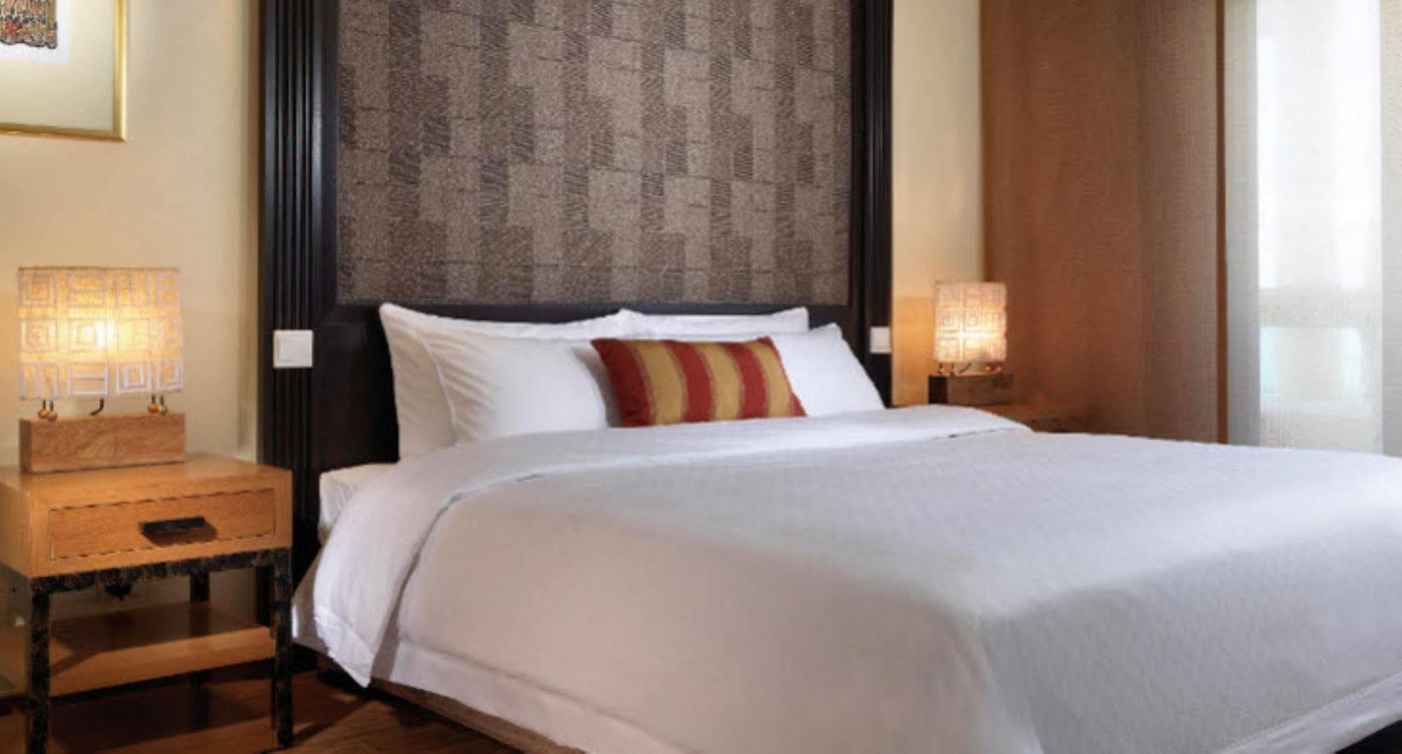 Hyatt Regency Kuantan Resort Kültér fotó A bed with a headboard
