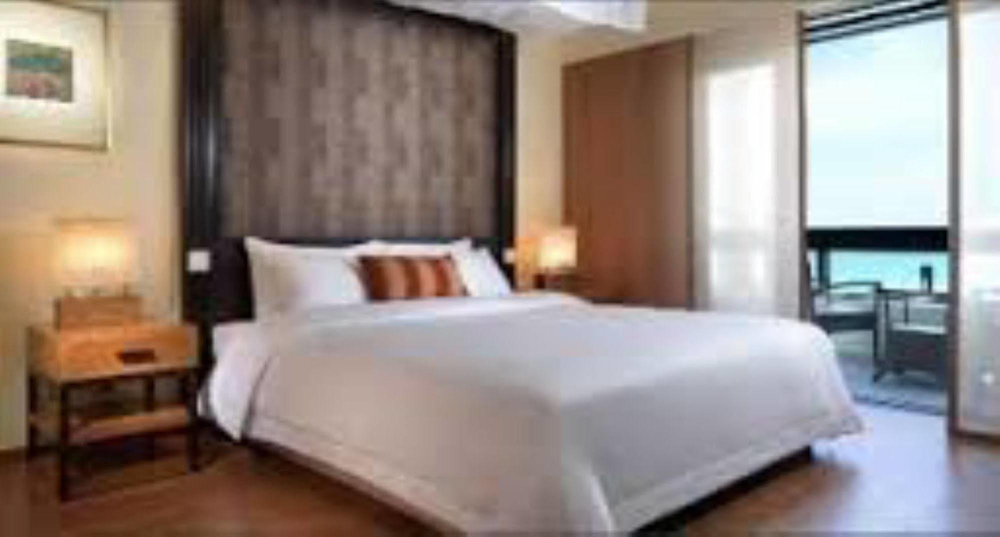 Hyatt Regency Kuantan Resort Kültér fotó A bedroom at the hotel